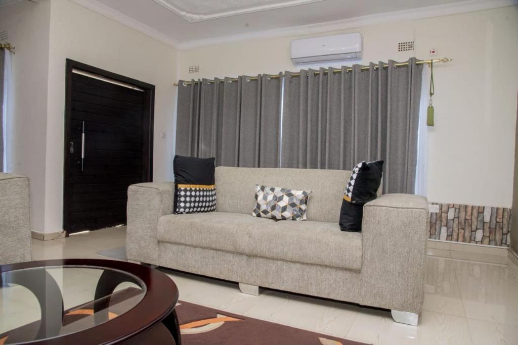 Royal Suites Apartments Лусака Экстерьер фото
